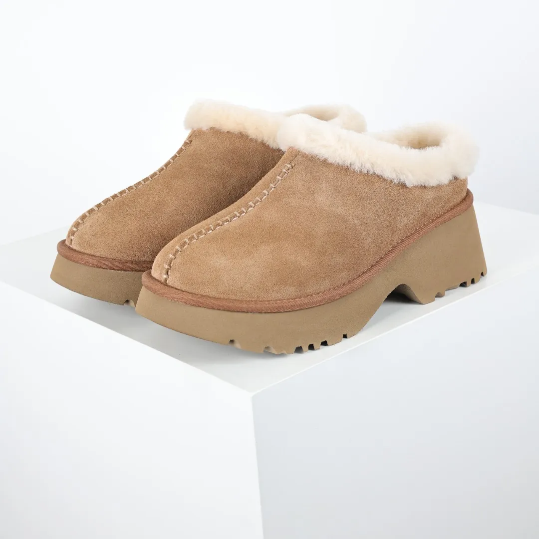 Pick up locally 💰560 Core recommended good price It is a very suitable choice for home use. In recent years, uug has launched a series of styles, which are partially geared towards the preferences of young consumers and have also moved to the forefront of fashion trends. Shoe body material: water-repellent coated suede upper, 17 mm UGGPURE™ implantable wool insole, lightweight non-slip and comfortable rubber outsole, with brand LOGO and trademark, with full packaging Size: 35 36 37 38 39 40